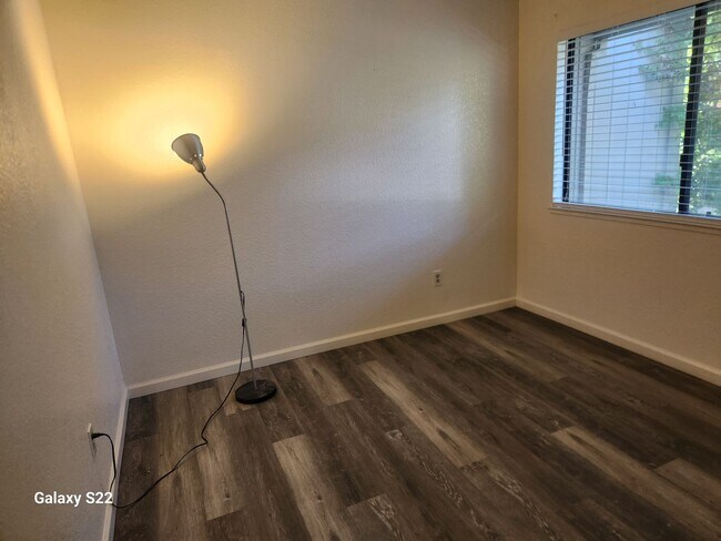 Building Photo - Beautiful two story condo in a well maintained complex, and close to everything!!