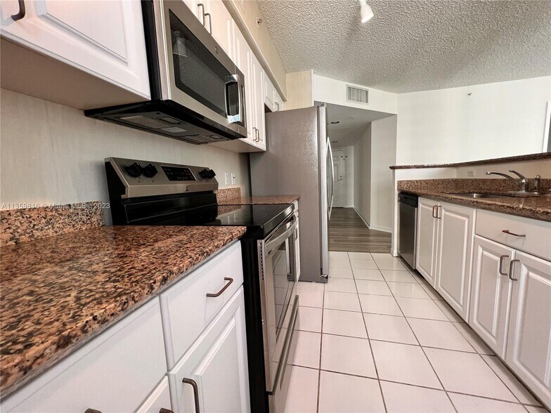 Building Photo - 1155 Brickell Bay Dr