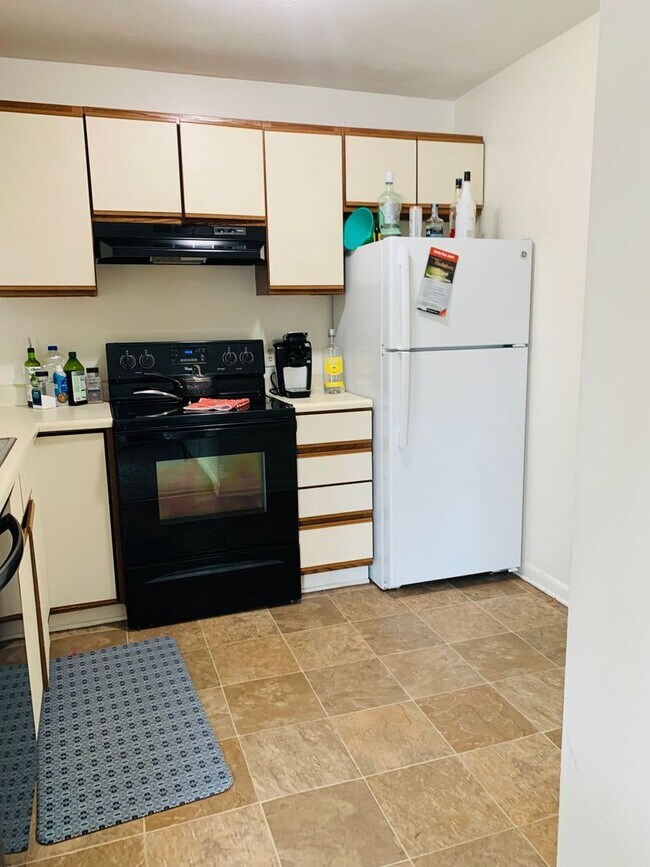 Building Photo - 4 Bedroom 2 Bath