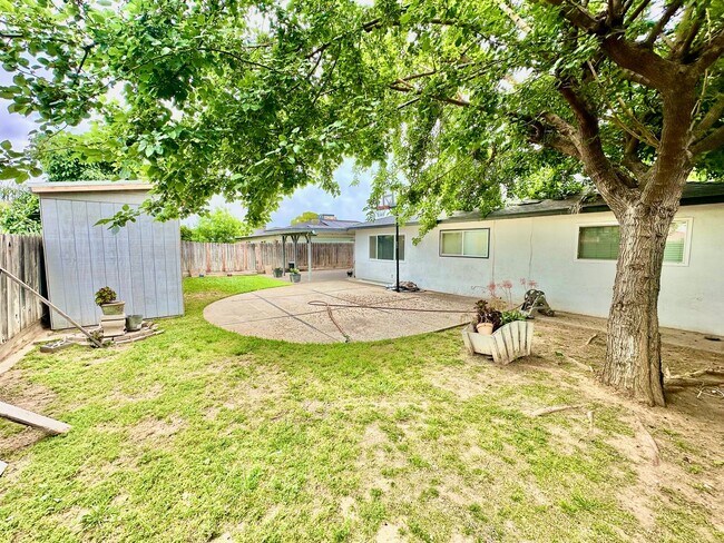 Building Photo - Charming Northwest Fresno 3/2