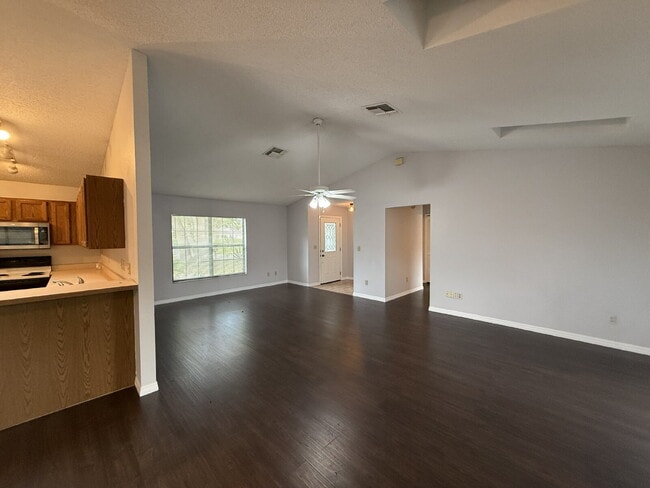 Building Photo - Charming 3 Bedroom with 2 Full Baths in Ca...
