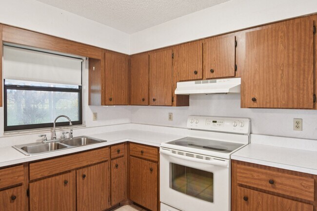 Building Photo - 4704 Queen Palm Dr