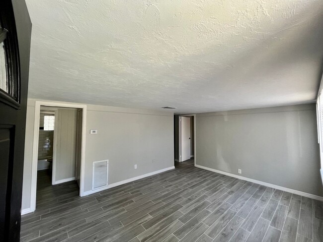Building Photo - 817 Rosalia Dr