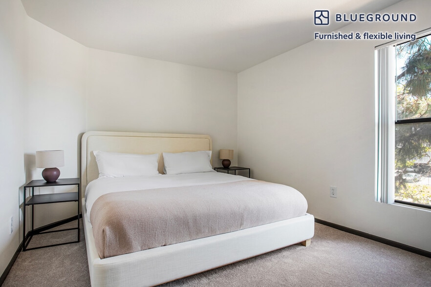 Building Photo - 10989 Bluffside Dr