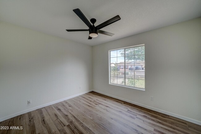 Building Photo - 7113 W Sunnyside Dr