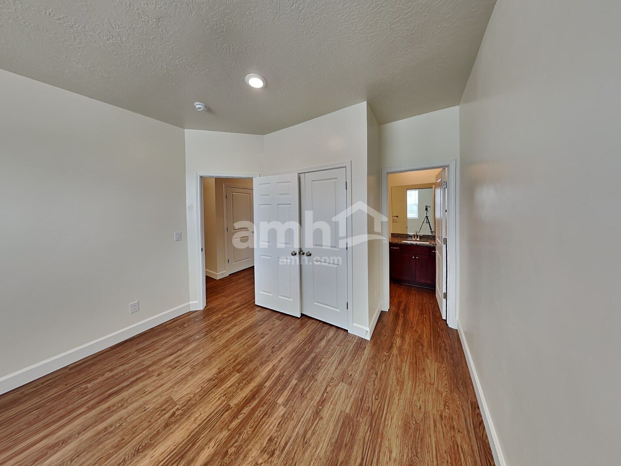 Building Photo - 2054 E Silverado Ln
