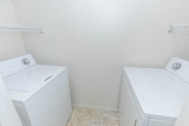 Building Photo - Lovely 1 Bedroom Condo For Rent