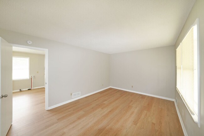 Building Photo - 3/1 ranch home on 4 acres