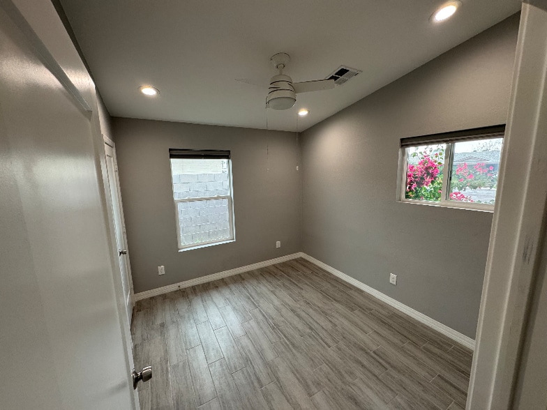 Building Photo - 1558 W 5th St