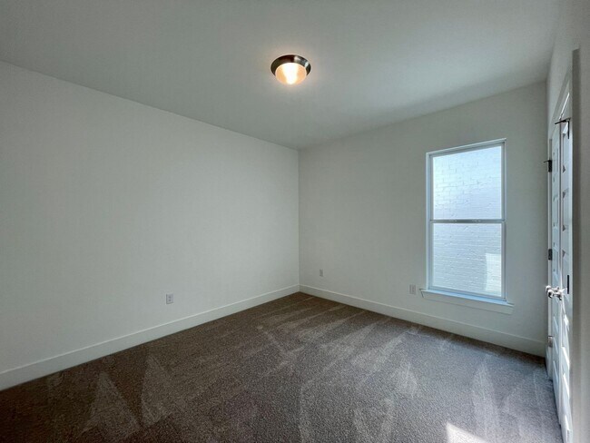 Building Photo - Must see home in River Hills Farm!