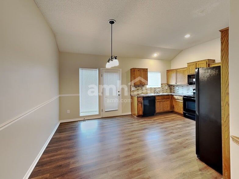 Building Photo - 643 E Apache St