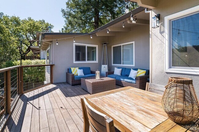 Building Photo - 5 Oak Springs Dr