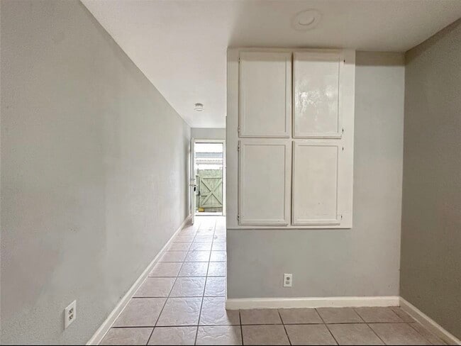 Building Photo - 8717 Victorian Village Dr