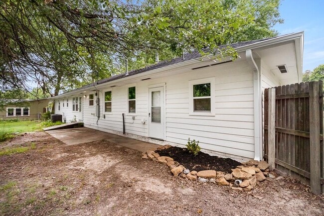 Building Photo - 301 Michael St