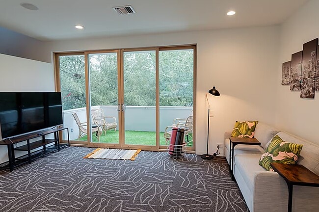 Building Photo - 4904 S Shepherd Dr