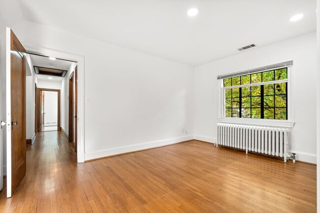 Building Photo - 3 Bed 3.5 Bath - Chevy Chase Colonial - Mo...