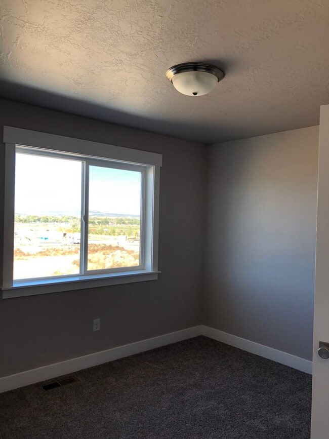 Building Photo - Beautiful Cedar Townhome