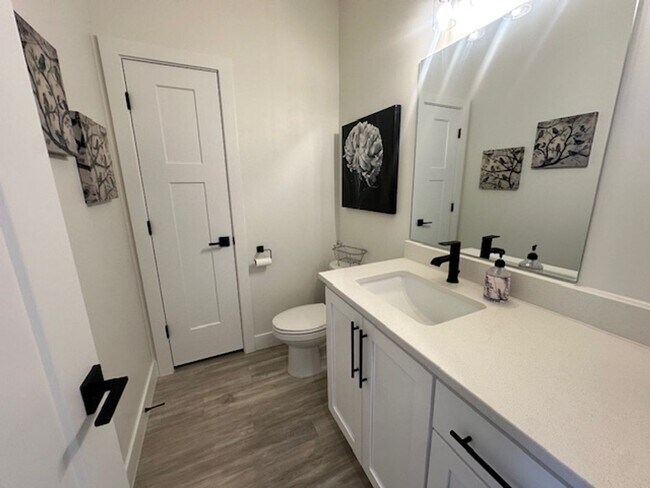 Building Photo - Move in Discount! 3 bedroom - 2.5 bathroom...
