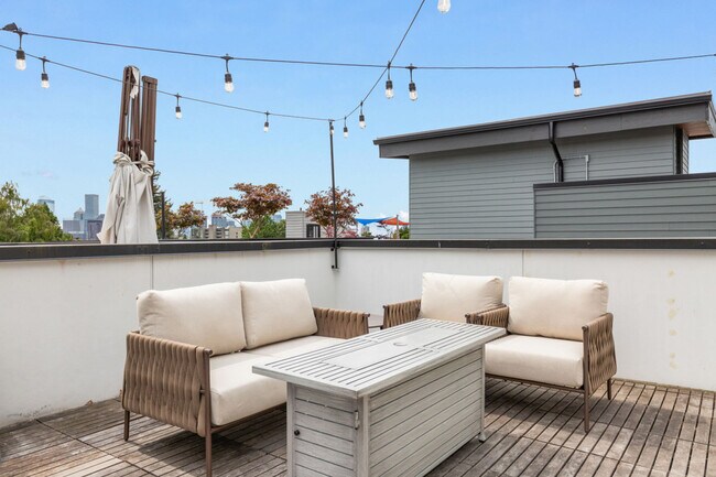 Building Photo - 913 10th Ave E