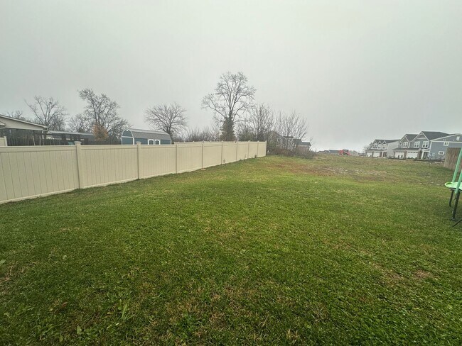 Building Photo - Available NOW - 5 bedroom, 3 full bathroom house - $3,300/month