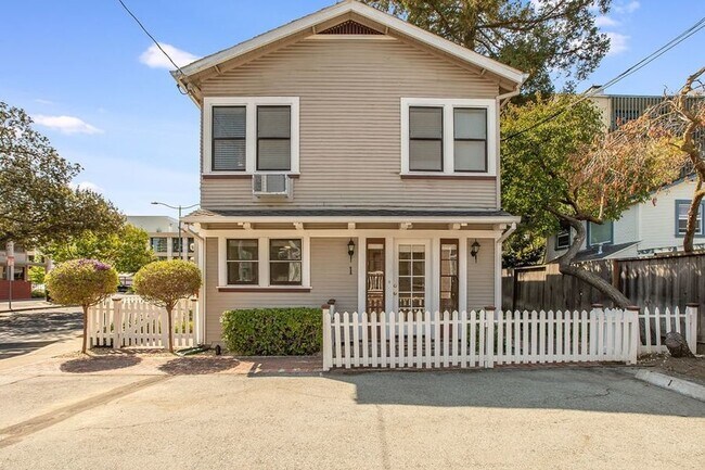 Building Photo - 332 Waverley St