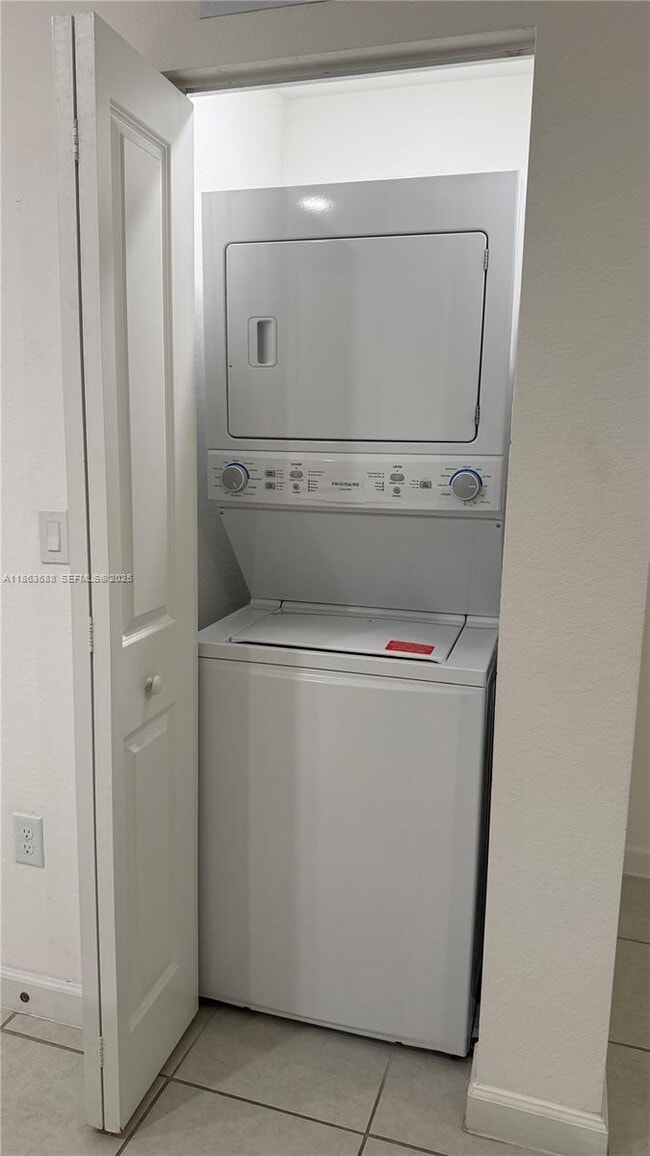 Building Photo - 947 NE 211th St