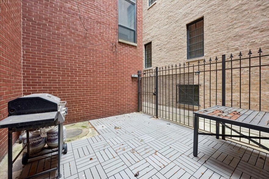 Building Photo - 636 W Webster Ave