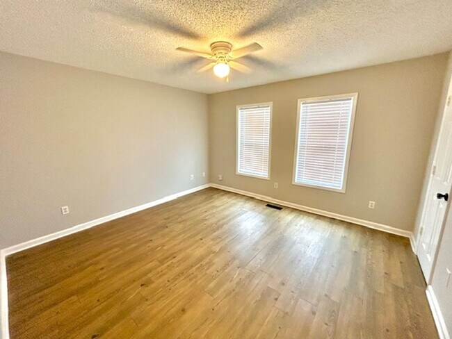 Building Photo - 119 Cresent Circle