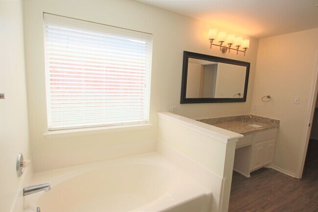 Building Photo - Beautifully updated 3 bedroom 2 bath home ...