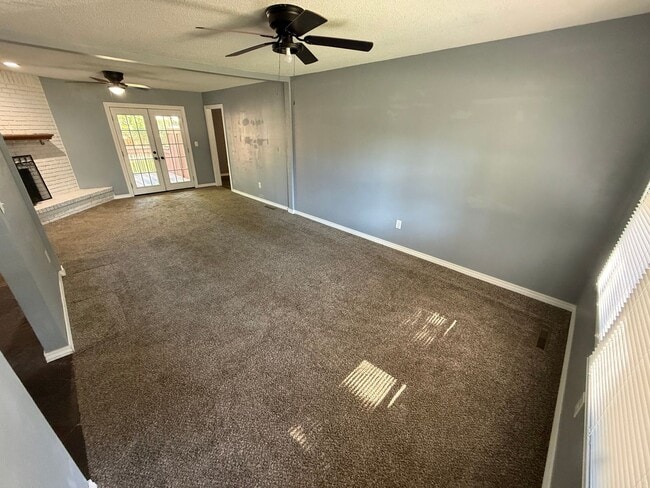 Building Photo - 4 Bed 2 Bath Springfield, MO