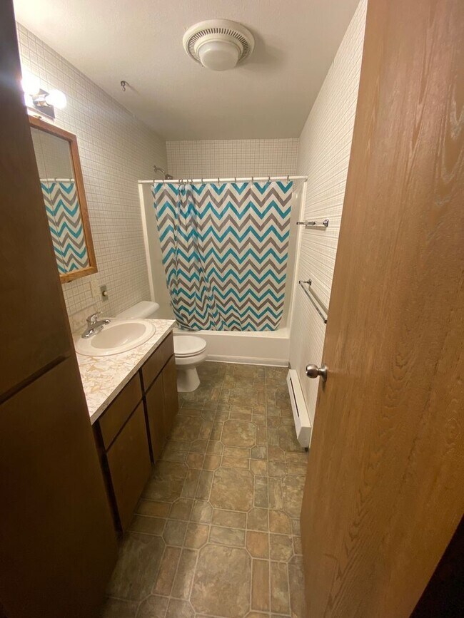 Building Photo - 2 bed 1 bath in Hamilton
