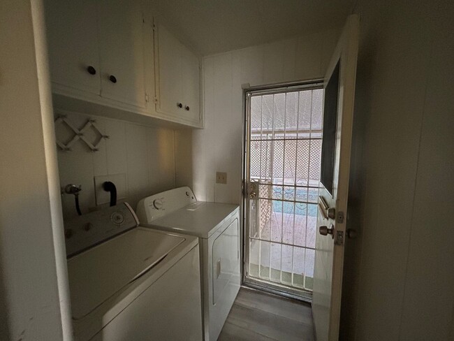 Building Photo - Cozy two bed two bath located in 55+ Commu...