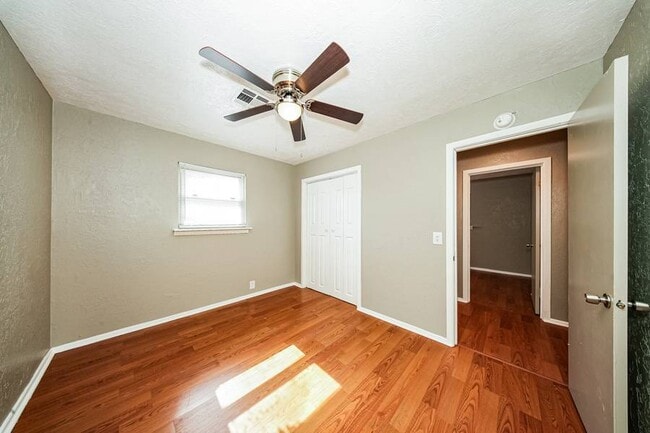 Building Photo - 4225 SE Elmhurst Ln
