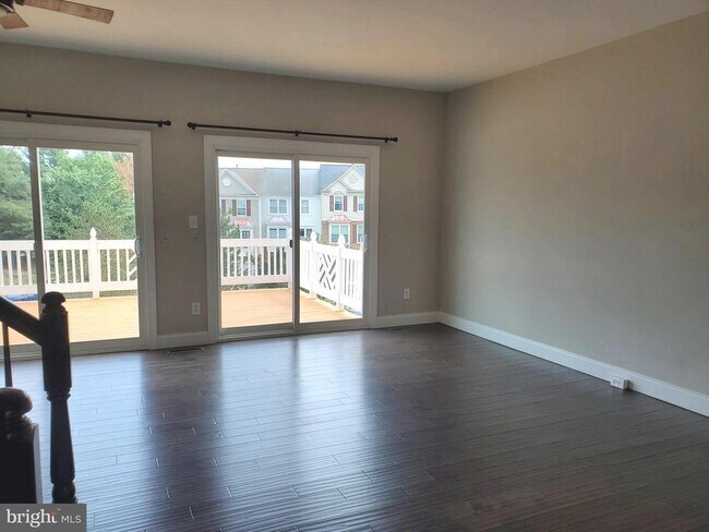 Building Photo - 3983 Hartlake St