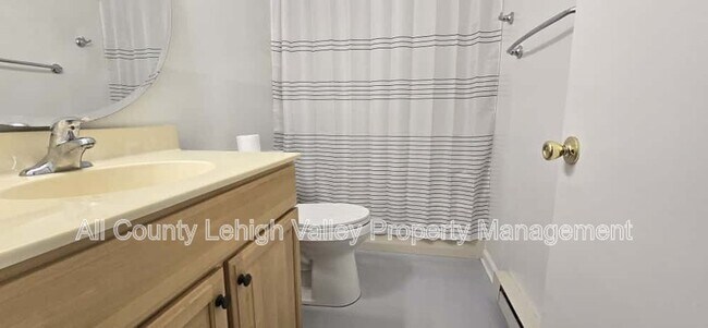 Building Photo - 405 S St George St