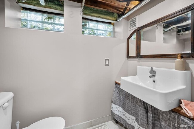 Building Photo - 1516 W Houstonia Ave