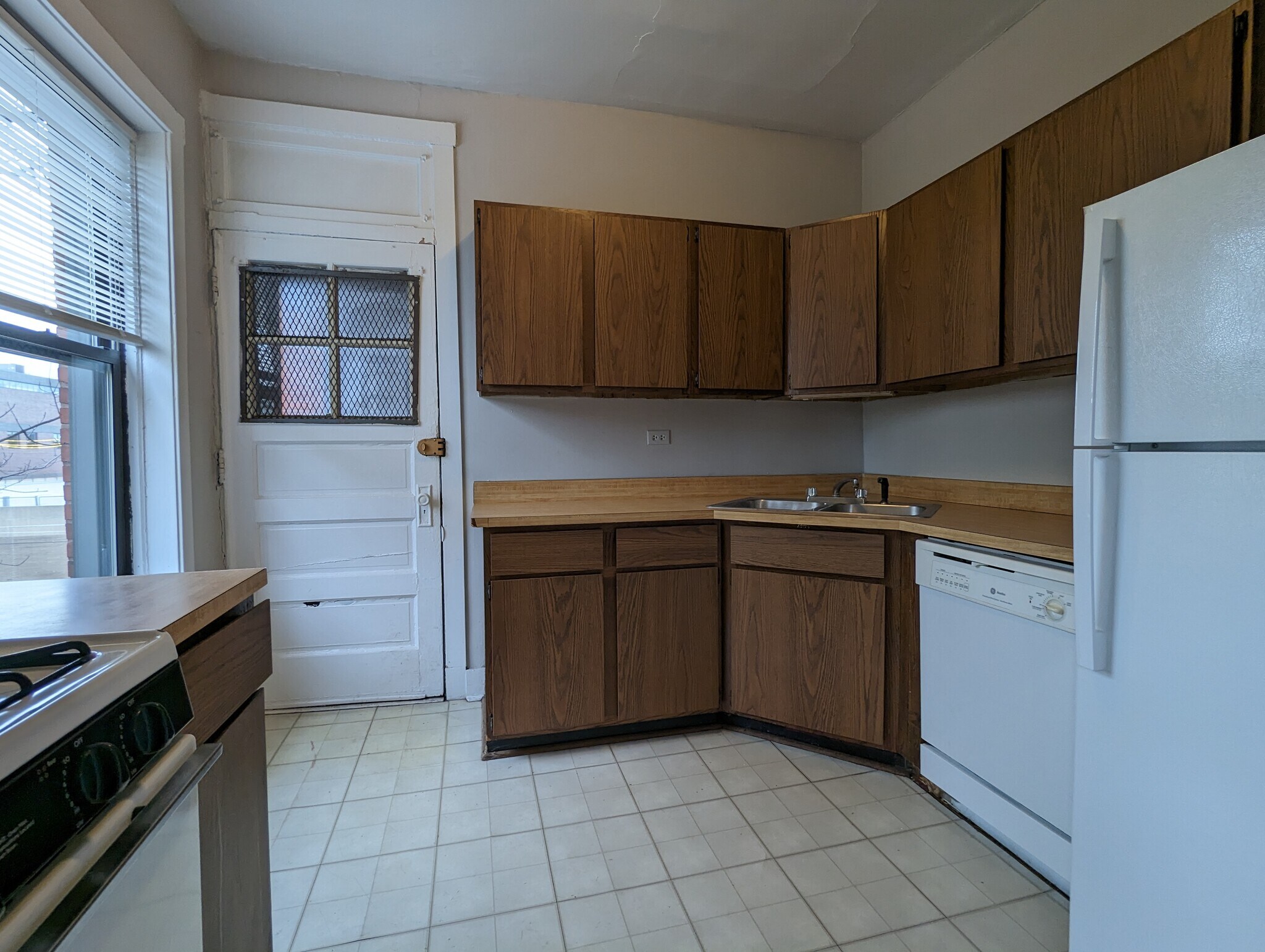 Building Photo - 3523 N Racine Ave