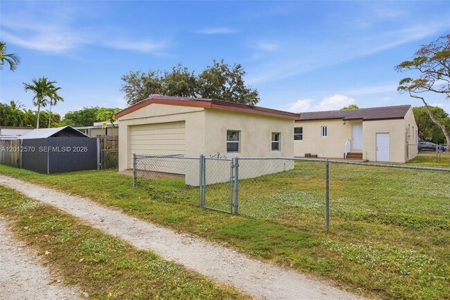 Building Photo - 461 Plover Ave