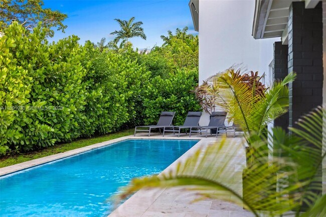 Building Photo - 1651 SW 13th Ave