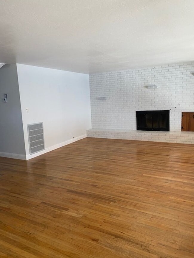 Building Photo - Spacious Home in West Redding!  Close to M...