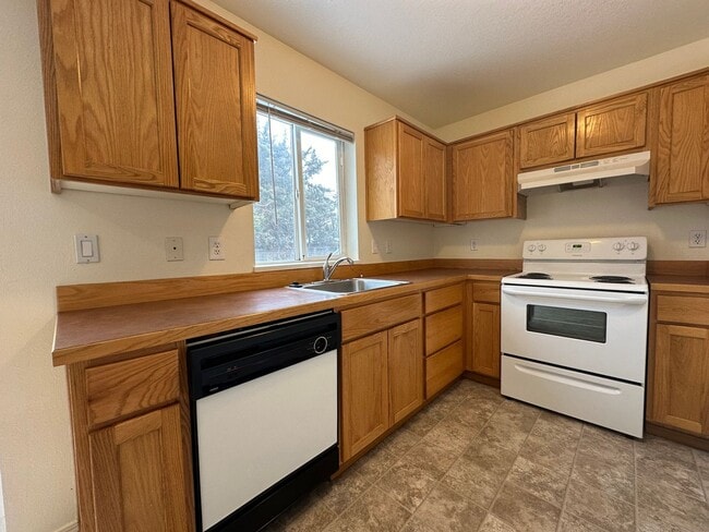 Building Photo - Cozy 2 Bed, 1.5 Bath Town Home!