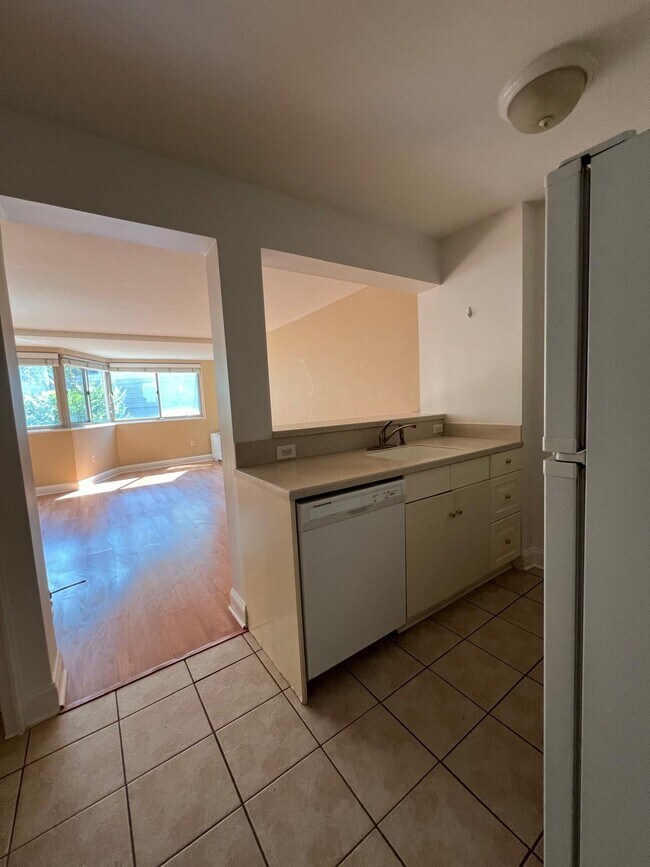 Building Photo - 922 24th St NW