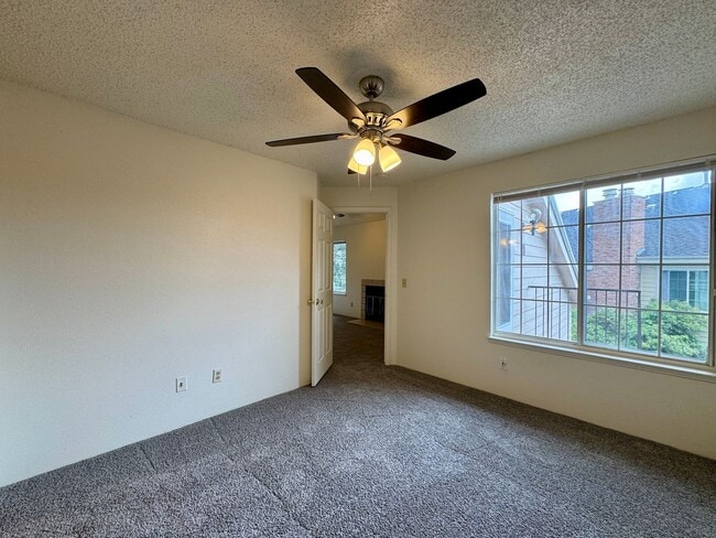 Building Photo - 2 Bedroom 1 Bath In Aurora Available NOW!!