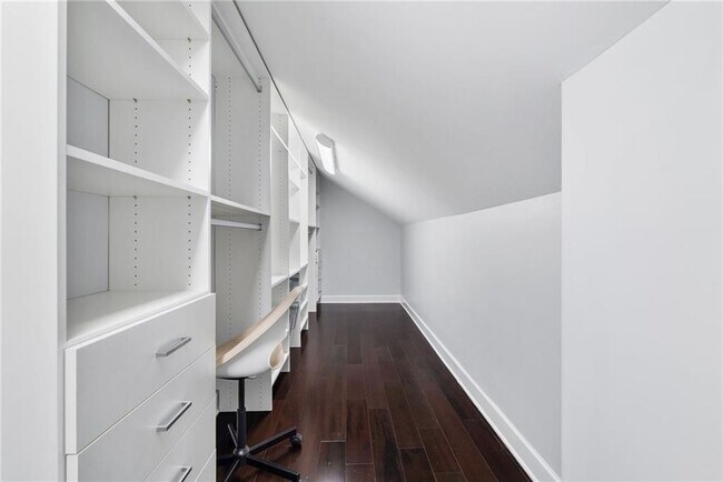 Building Photo - 4200 Roswell Rd NE