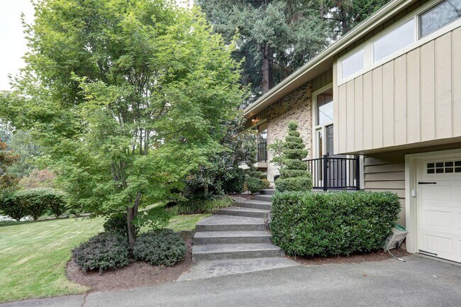 Building Photo - Welcome Home to Your Beautiful Oasis in En...
