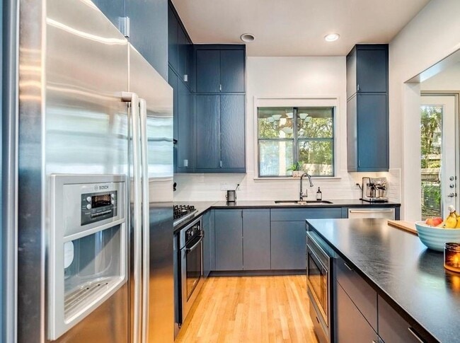 Building Photo - 1502 Barton Hills Dr