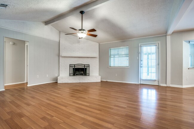 Building Photo - Easy Access To Major Highways!