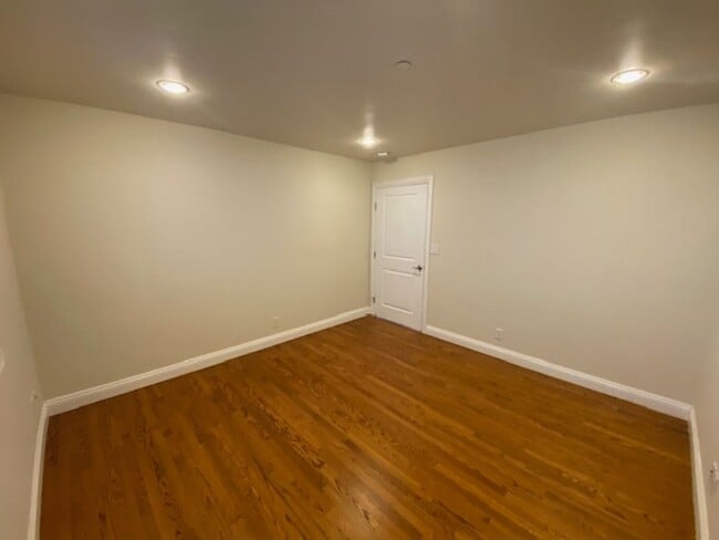 Building Photo - 1122 Miles Ave