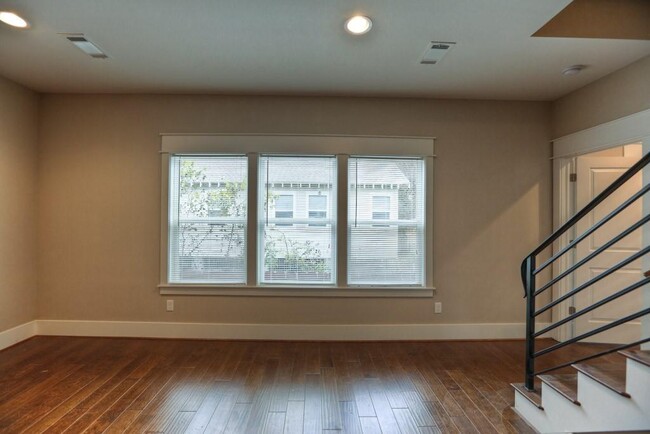 Building Photo - 901 W 15th 1/2 St