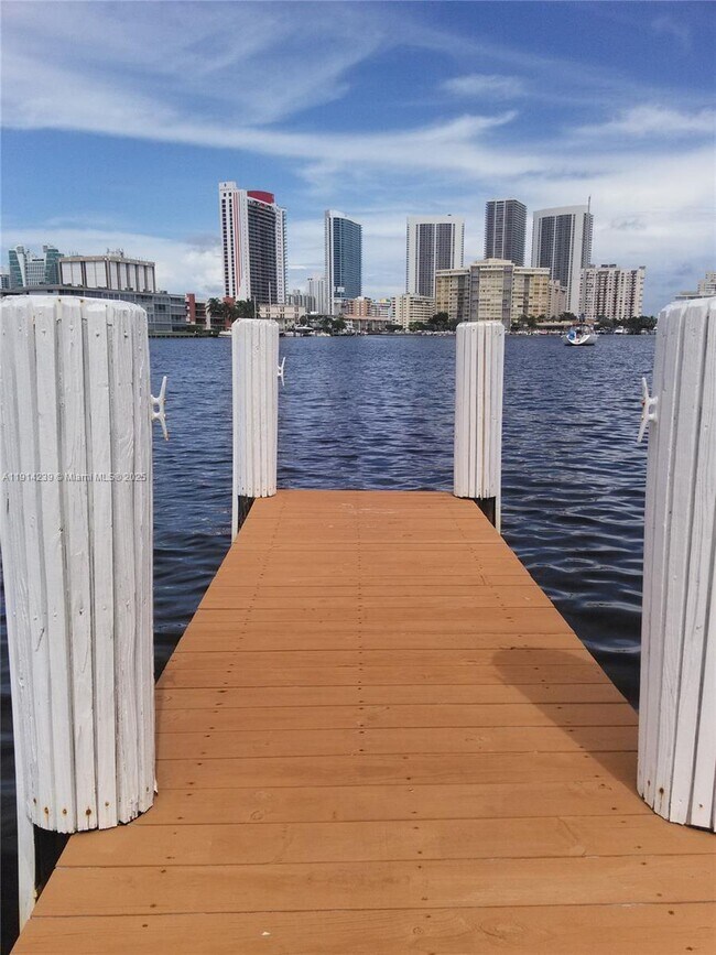 Building Photo - 450 Golden Isles Dr